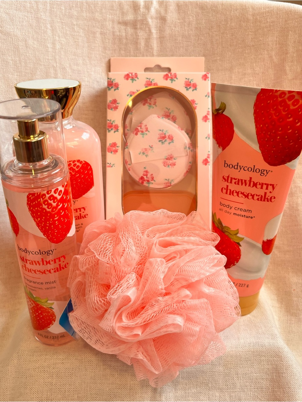 Bodycology Strawberry Cheesecake Bath & Body Set - Pink